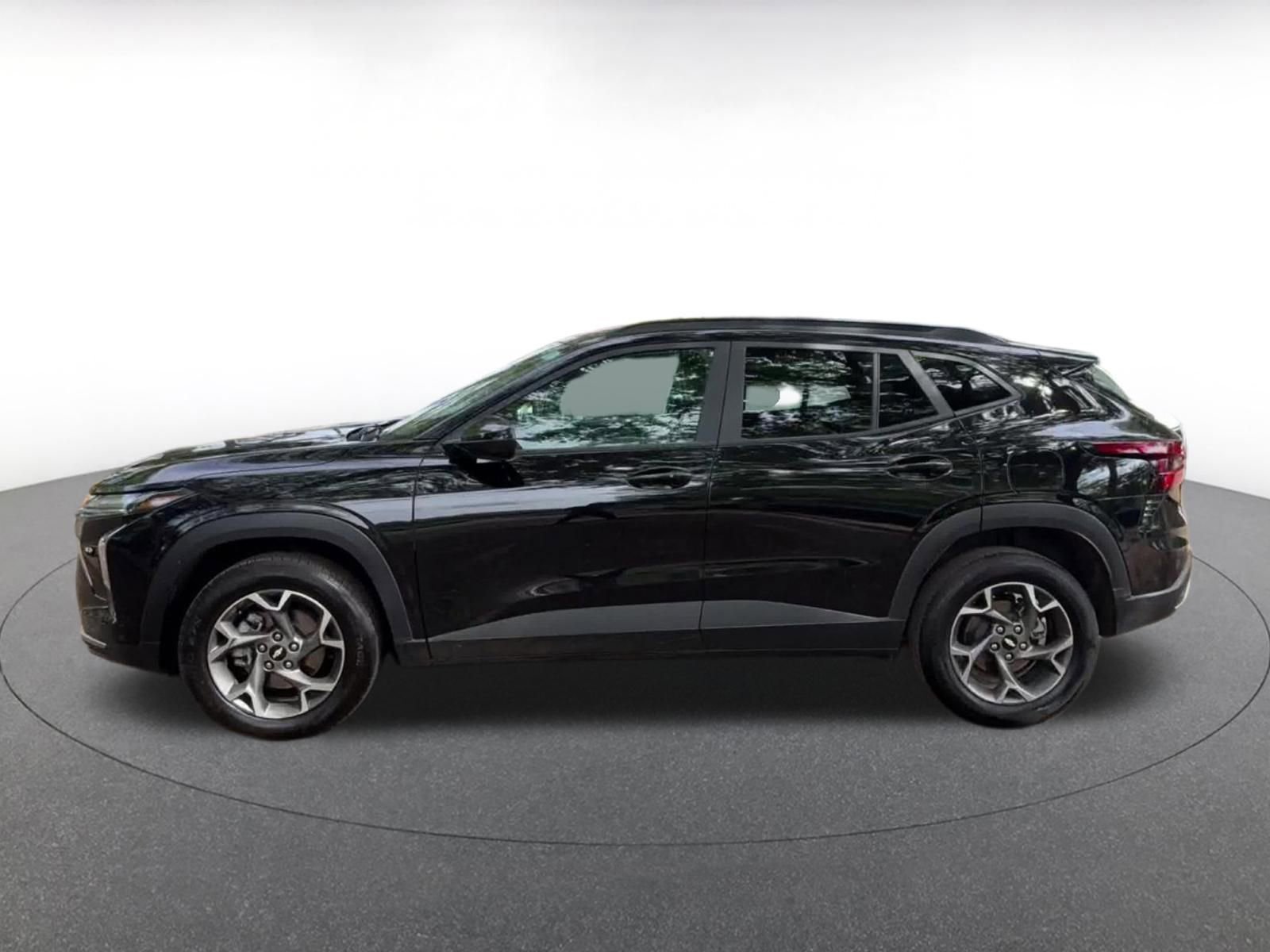 Used 2025 Chevrolet Trax LT w/ LT Convenience Package image 9