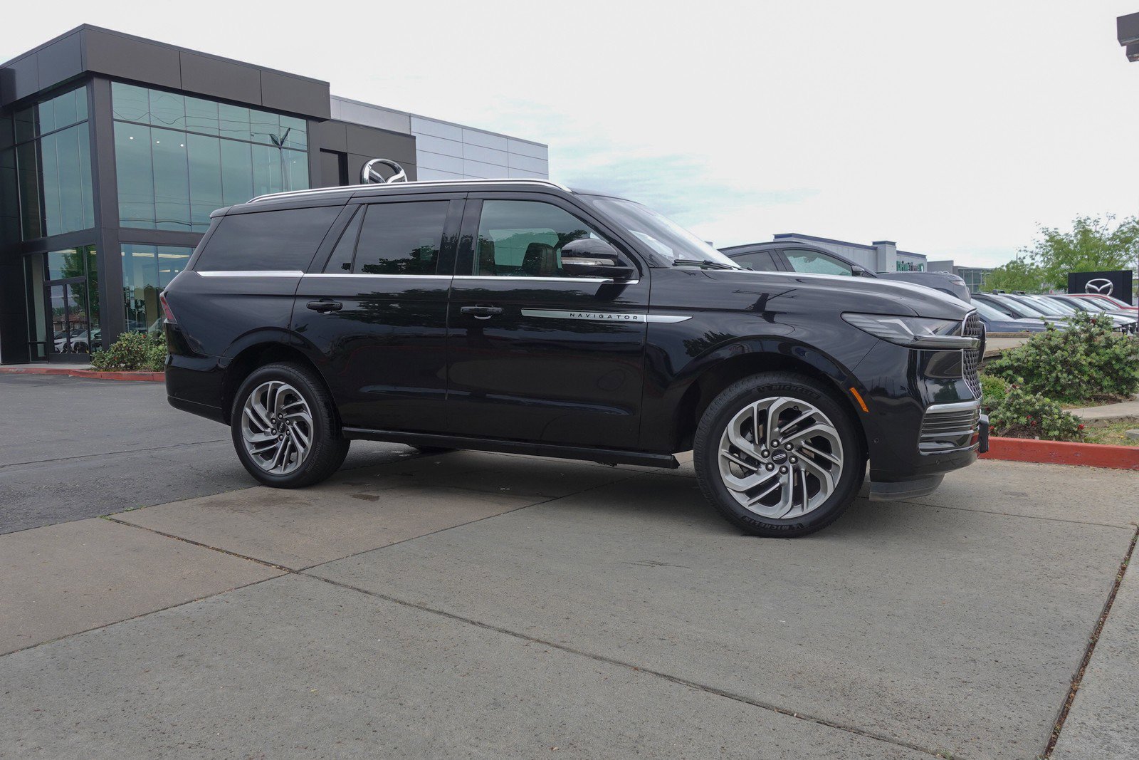 Used 2025 Lincoln Navigator Reserve image 4