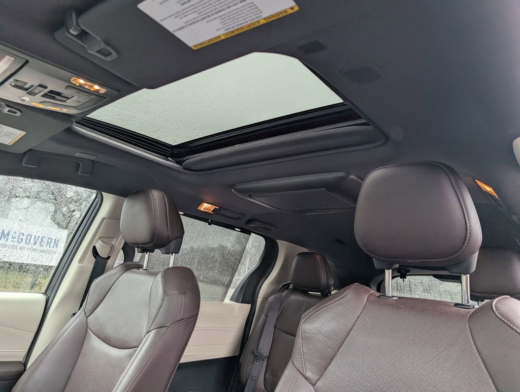 Used 2022 Toyota Sienna Platinum image 13