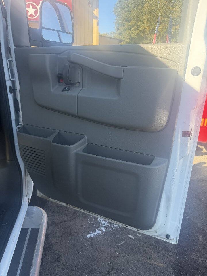 Used 2025 Chevrolet Express 2500 w/ Driver Convenience Package RWD image 5