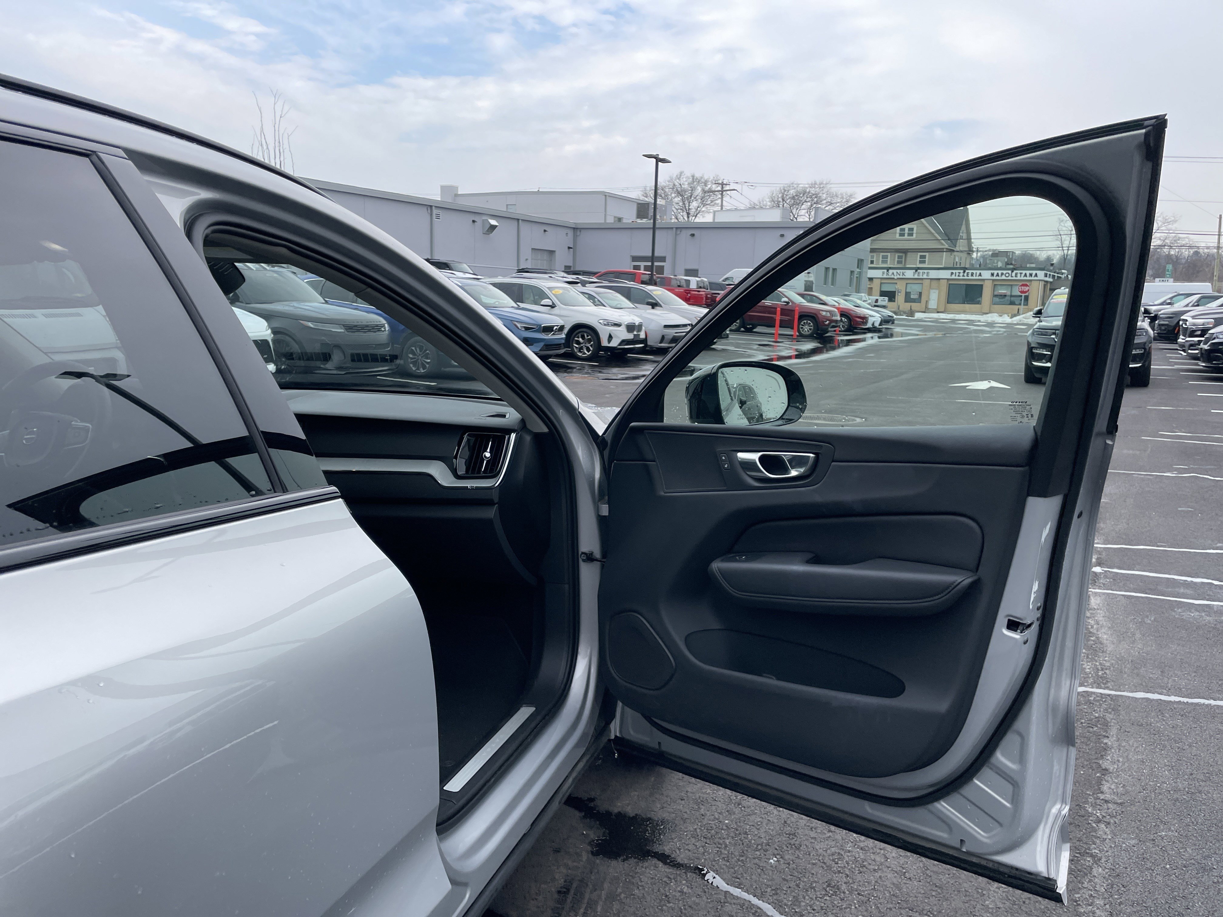 Used 2025 Volvo XC60 B5 Plus image 8