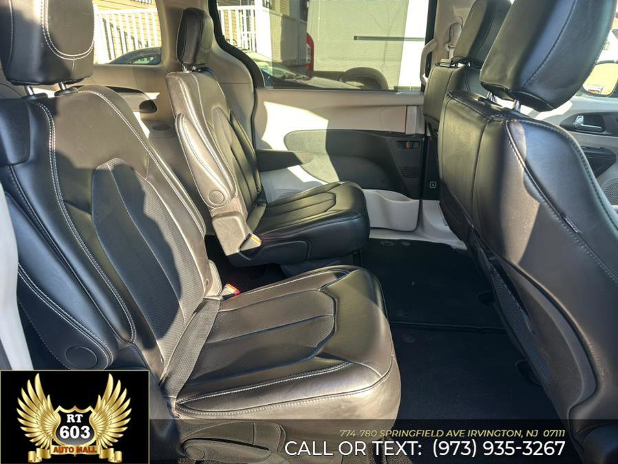 Used 2024 Chrysler Pacifica Touring-L image 17