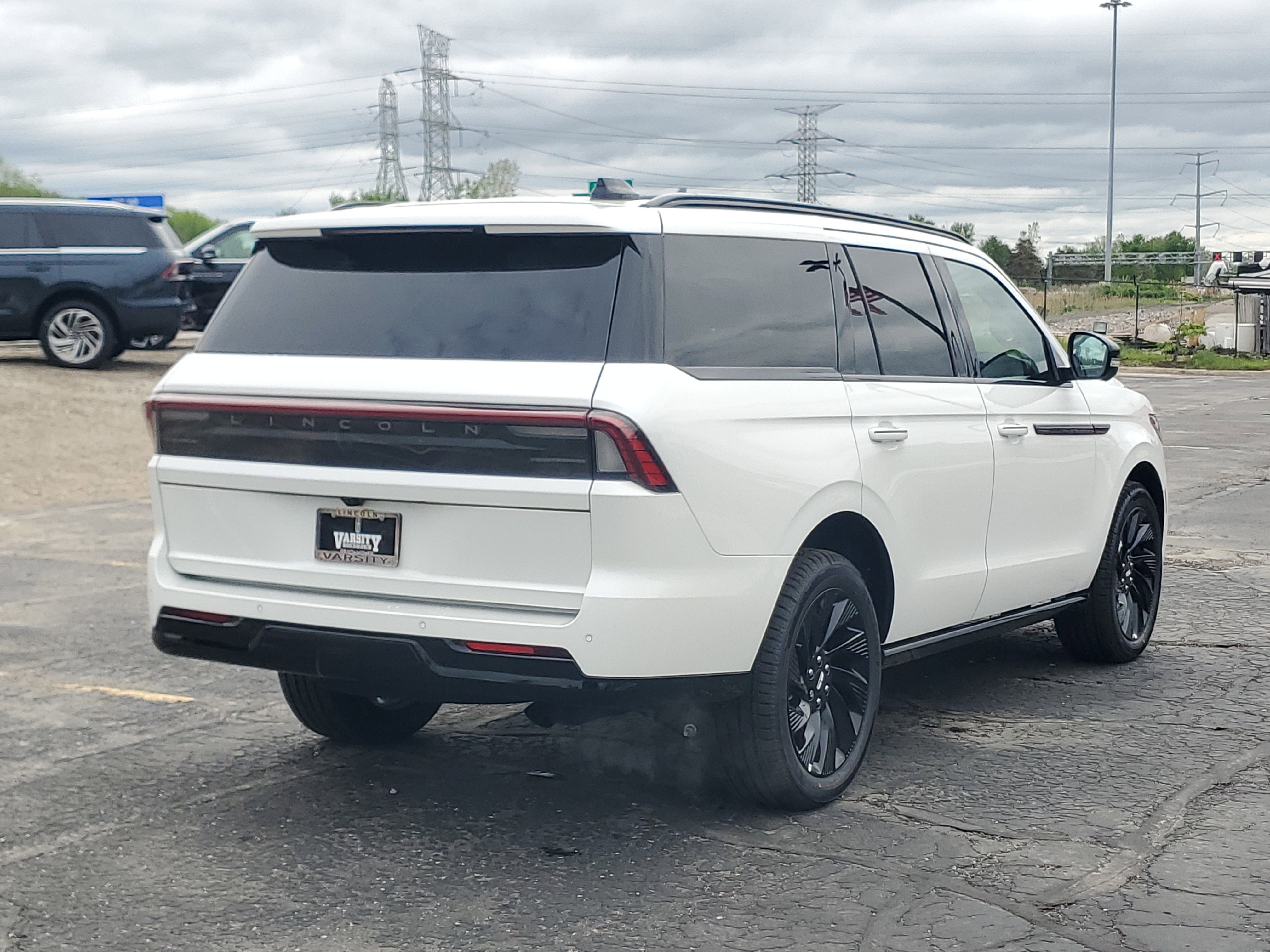 New 2026 Lincoln Navigator Reserve w/ Jet Appearance Package AWD/4WD image 4
