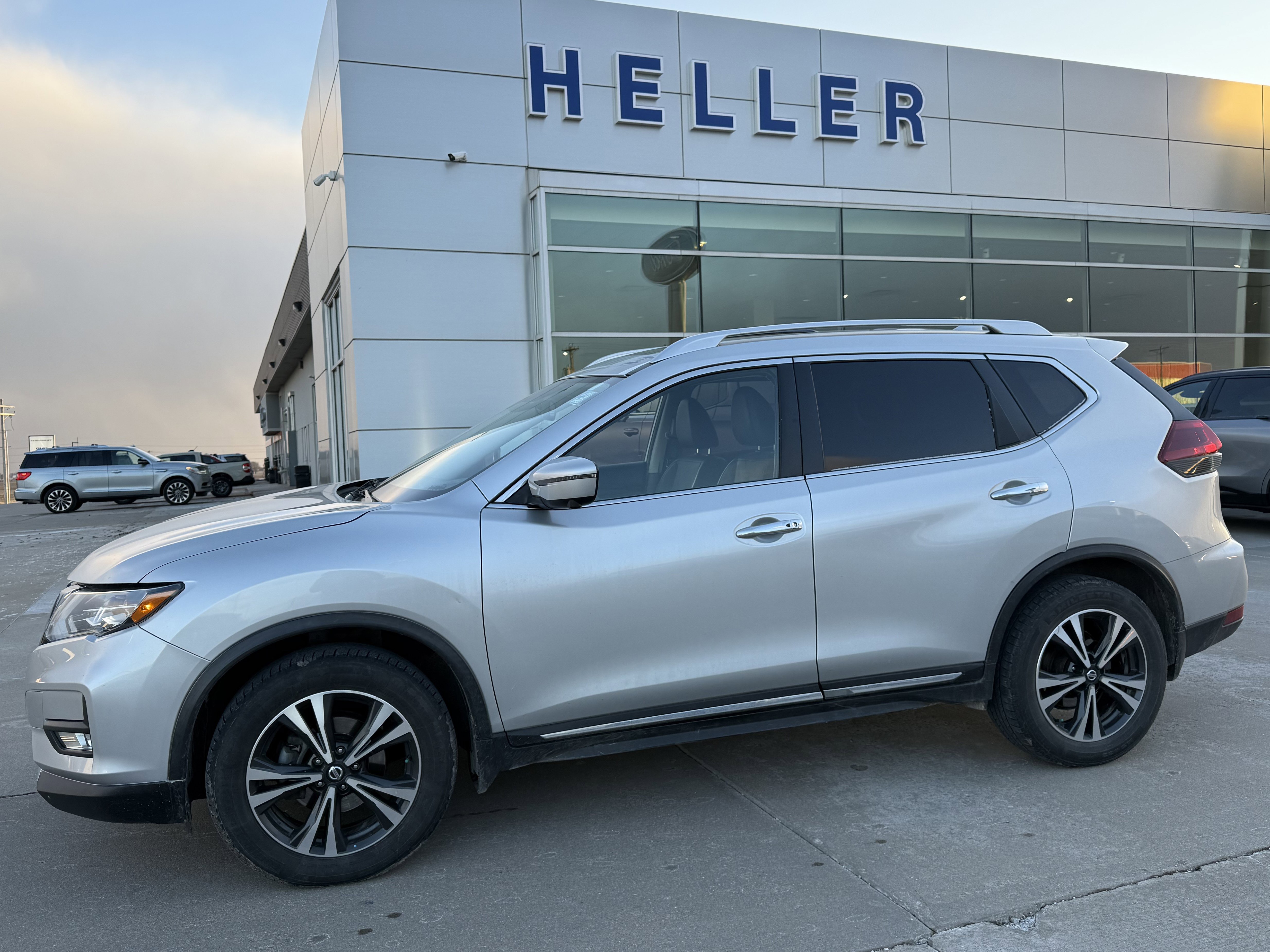 Used 2018 Nissan Rogue SL w/ Premium Package image 3