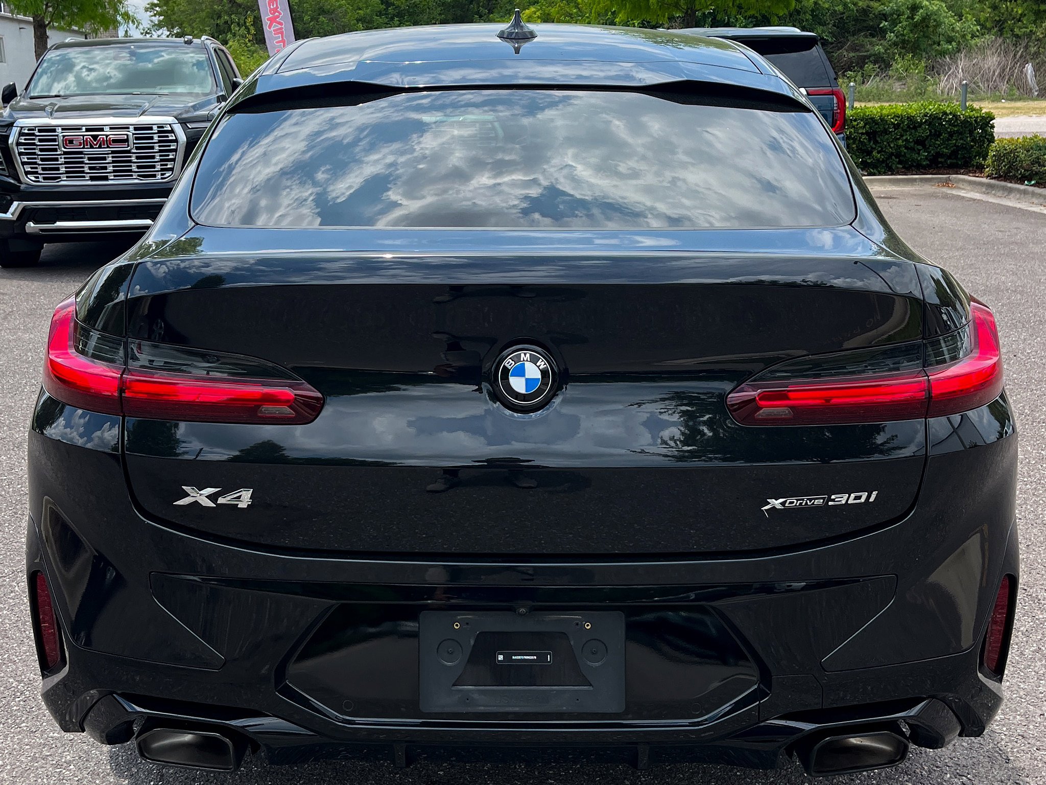 Used 2024 BMW X4 xDrive30i w/ M Sport Package AWD/4WD image 5