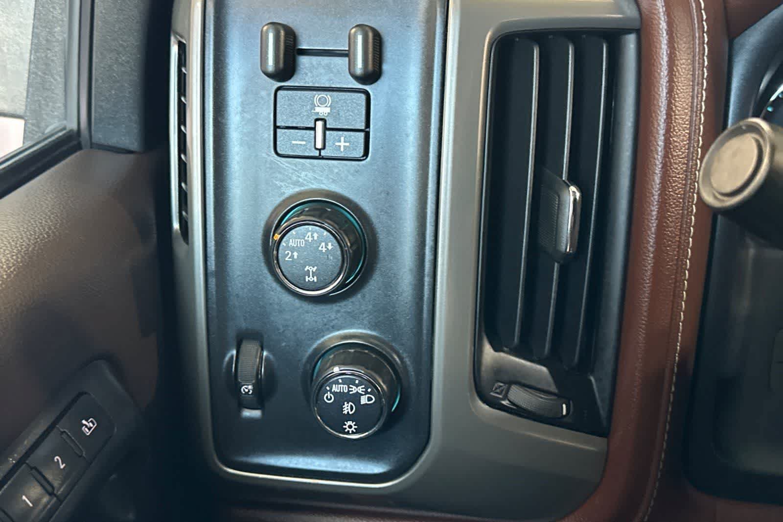Used 2015 Chevrolet Silverado 1500 High Country w/ High Country Premium Package AWD/4WD image 29