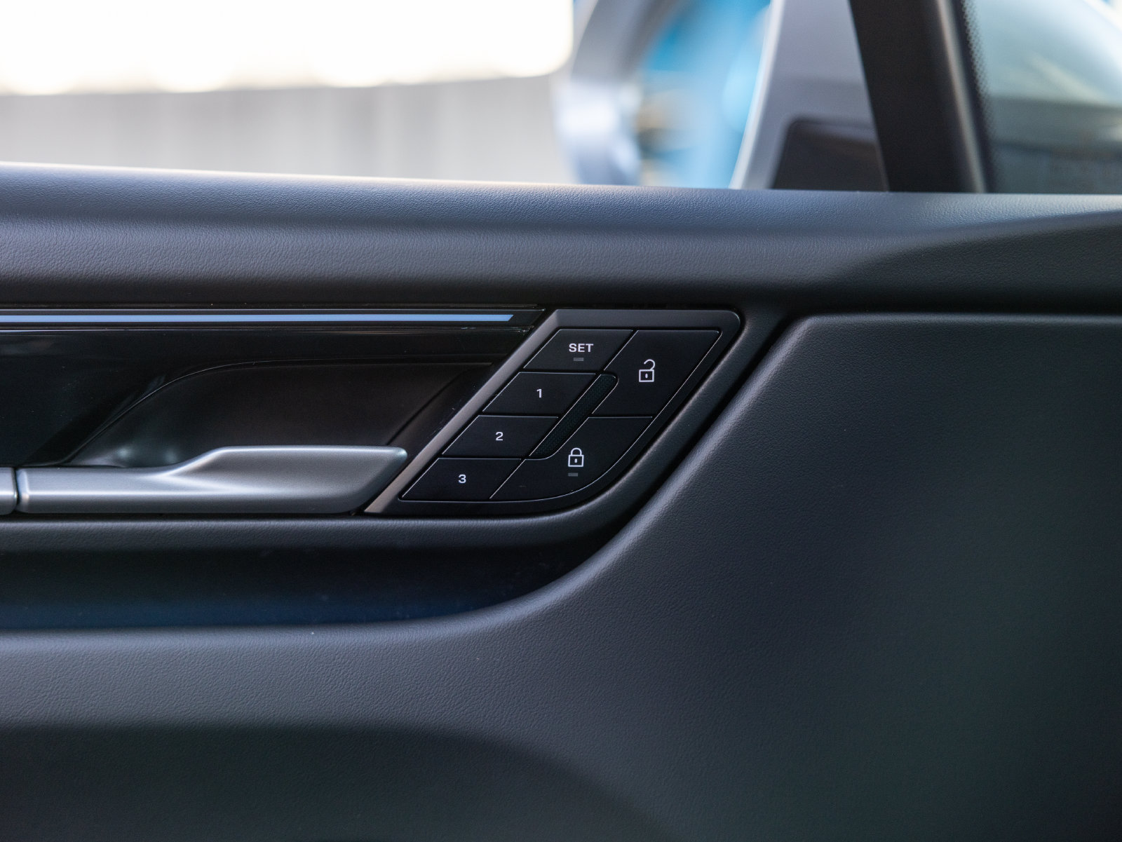 Certified 2025 Porsche Macan 4S Electric AWD/4WD image 41