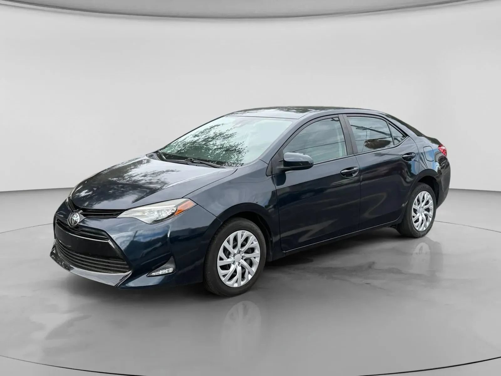 Used 2018 Toyota Corolla LE FWD image 1