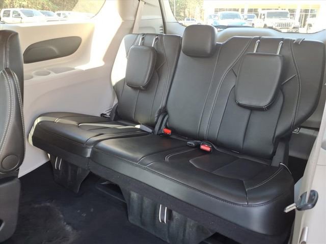 Used 2024 Chrysler Pacifica Touring-L image 16
