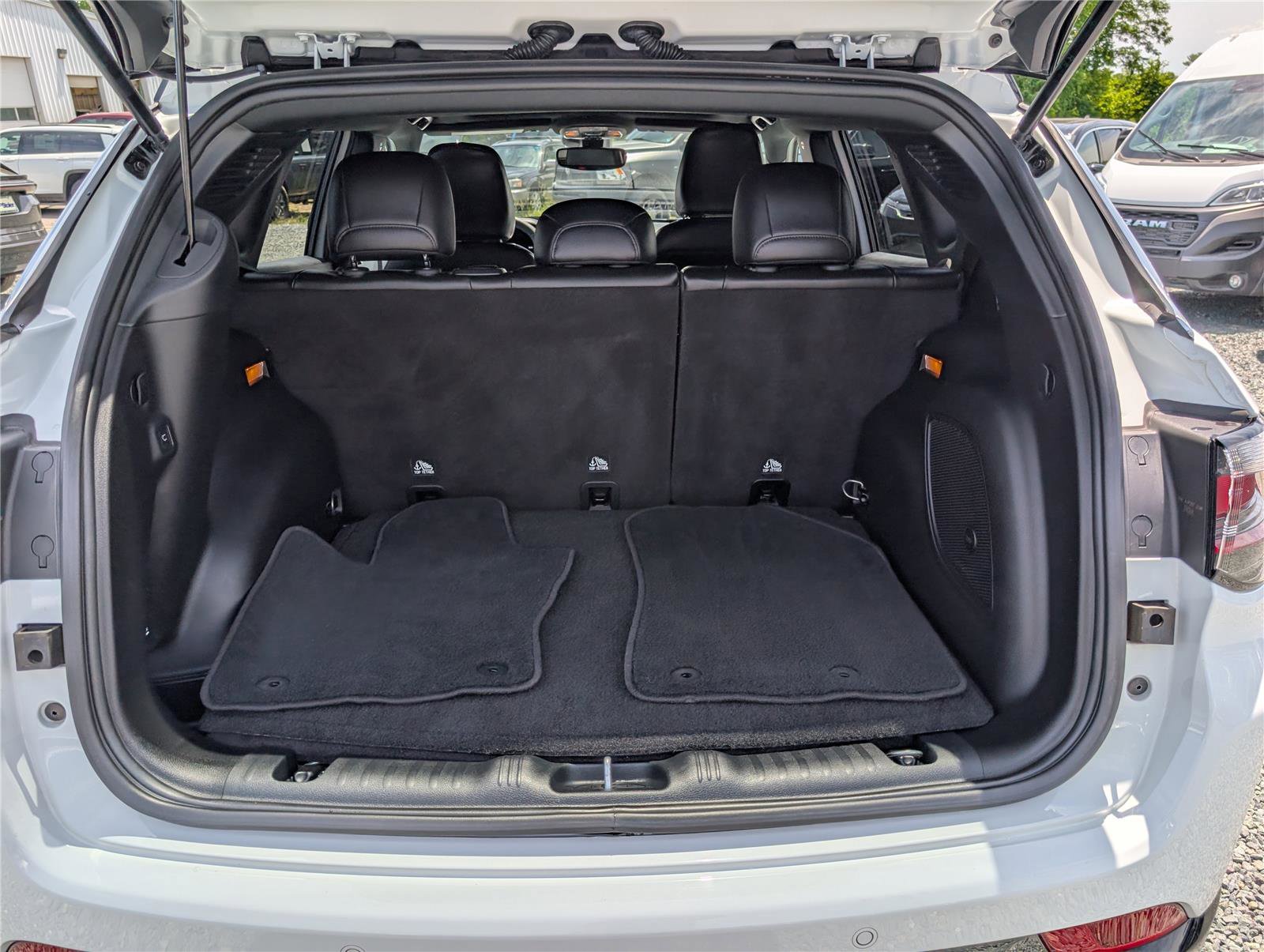 Used 2023 Jeep Compass Limited w/ Elite Group AWD/4WD image 13