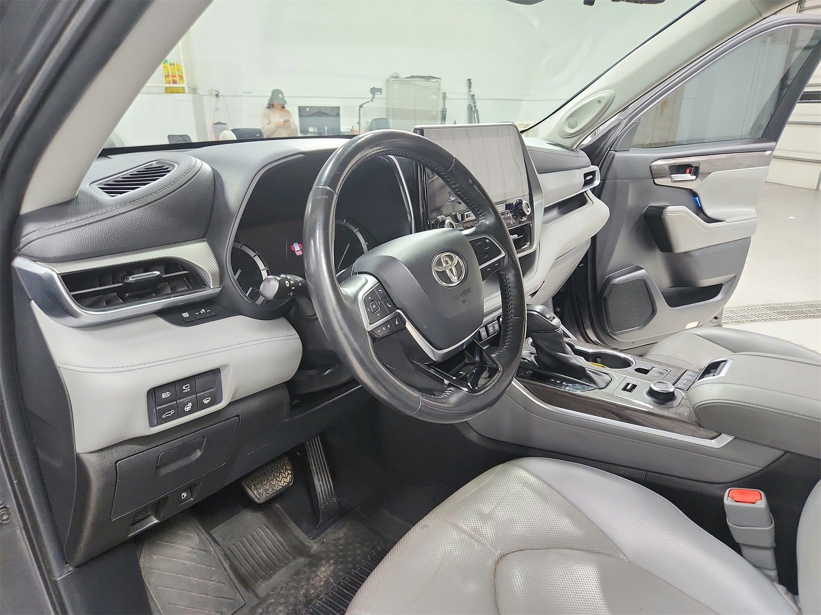 Used 2020 Toyota Highlander Platinum image 18