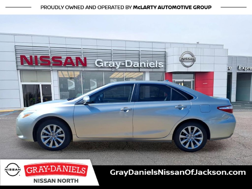 Used 2017 Toyota Camry XLE w/ Moonroof Package FWD image 4