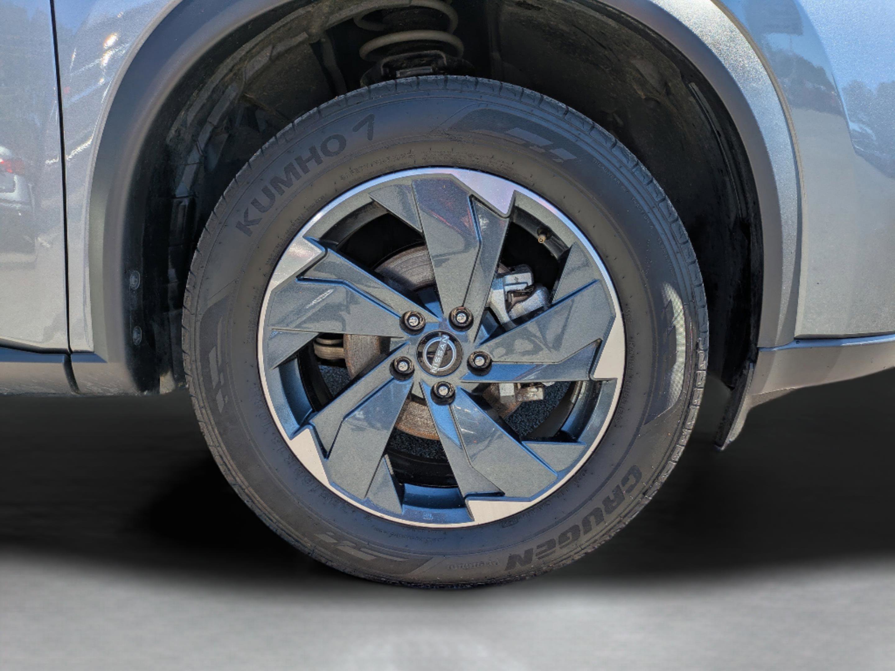 Used 2024 Nissan Rogue SV image 12