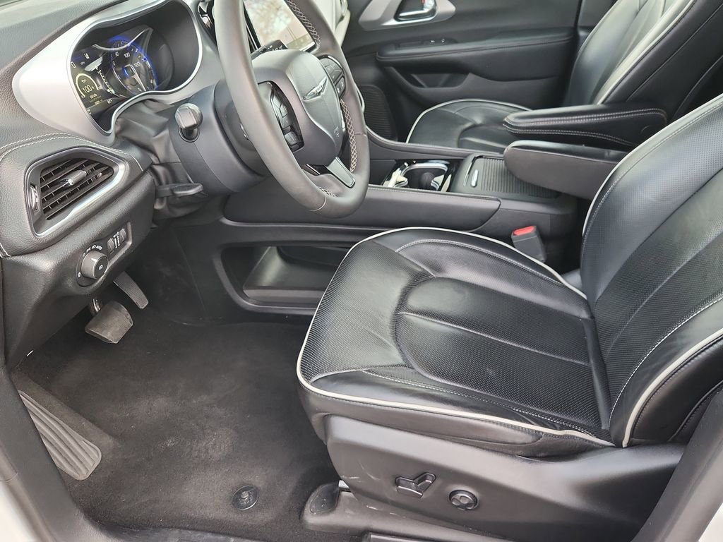 Used 2025 Chrysler Pacifica Limited FWD image 7