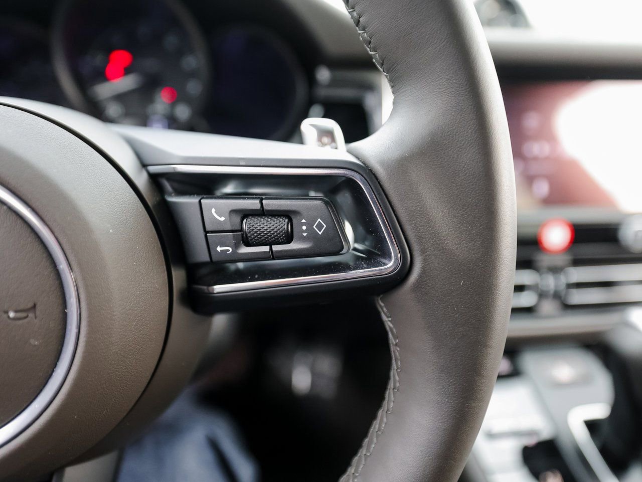 Certified 2025 Porsche Macan image 16