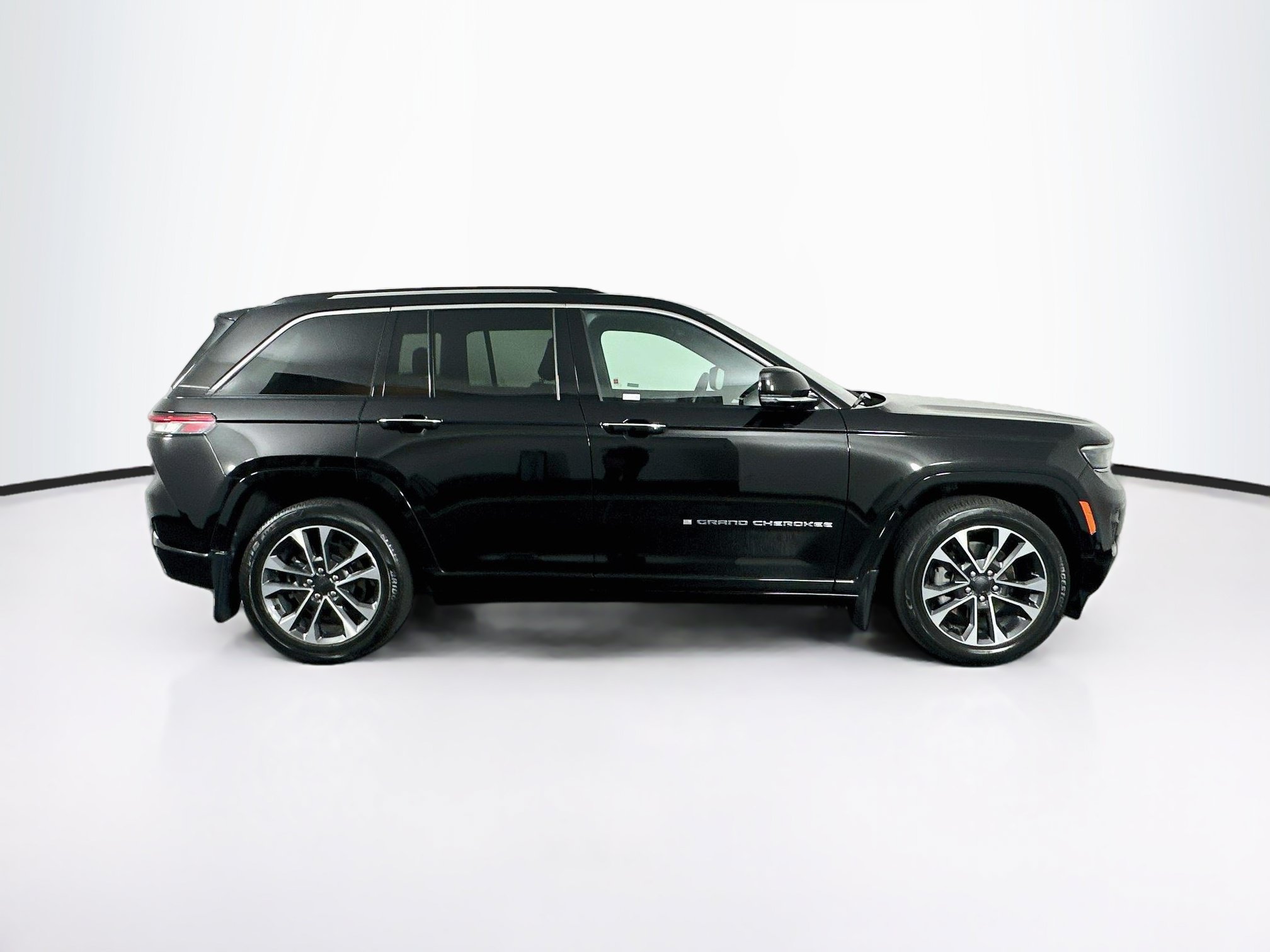 Used 2022 Jeep Grand Cherokee Overland w/ MOPAR Finishing Package AWD/4WD image 10