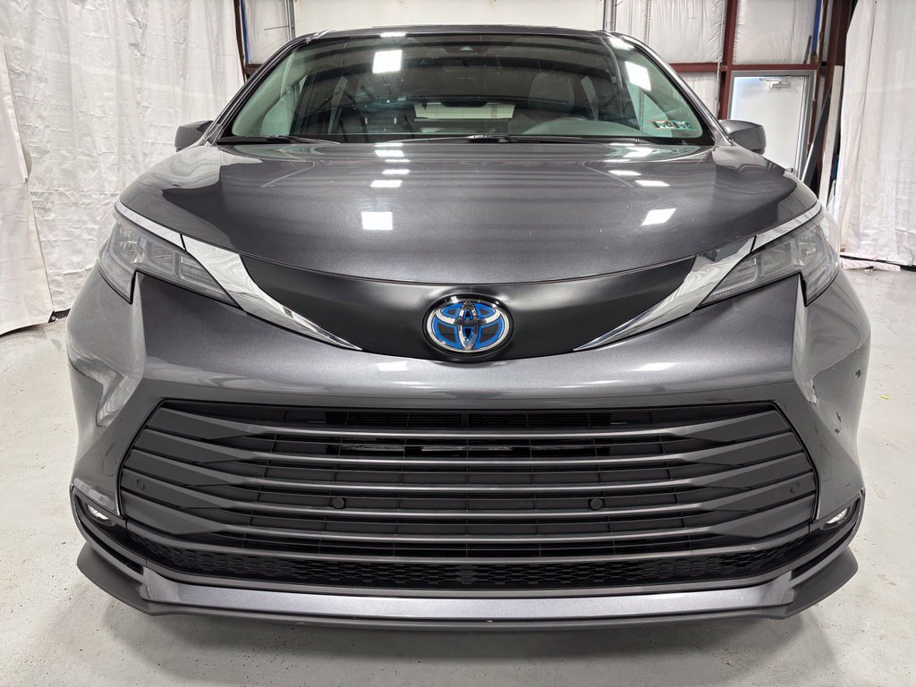 Used 2025 Toyota Sienna XLE AWD/4WD image 2