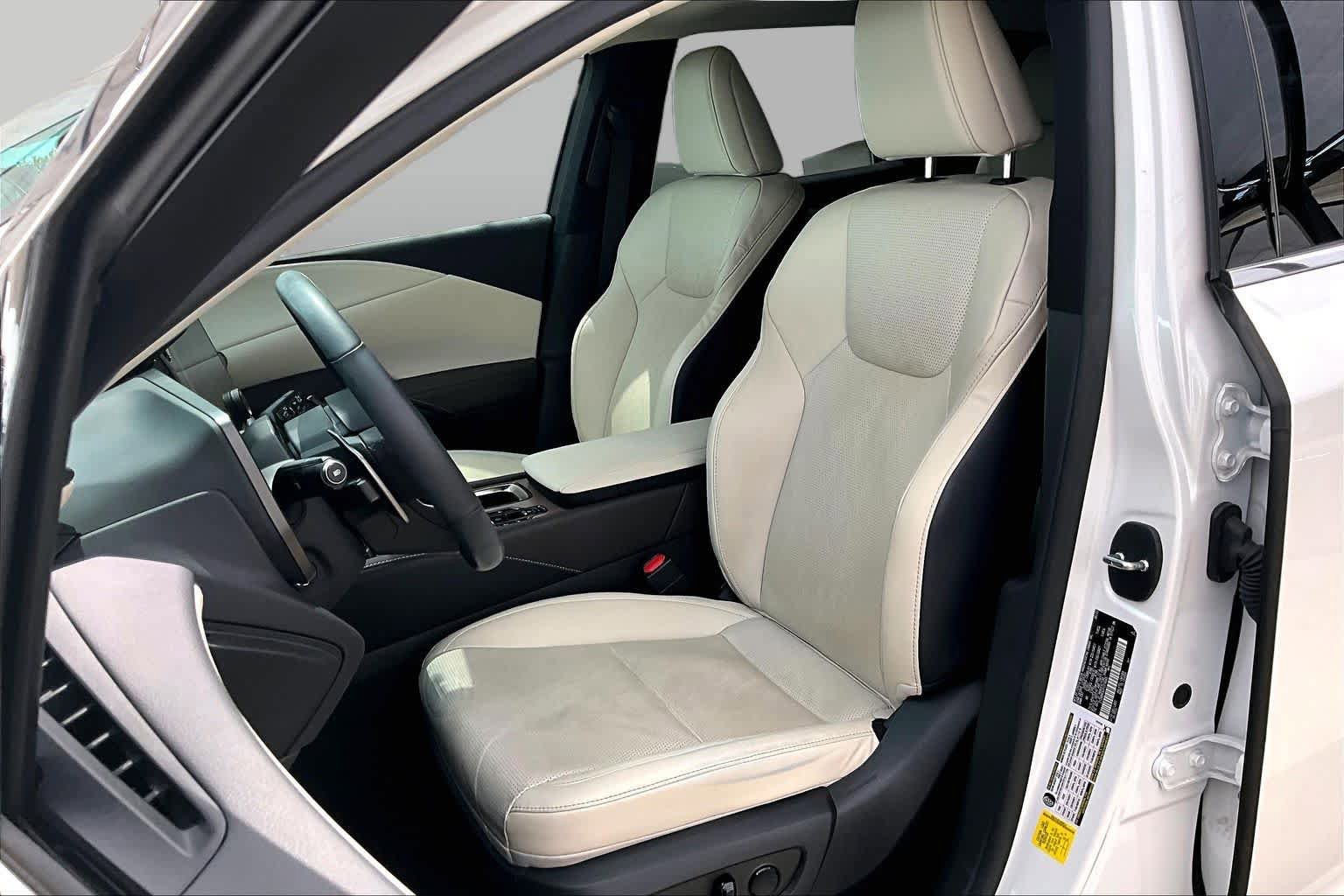 Used 2023 Lexus RX 350 w/ Accessory Package (2T) AWD/4WD image 8