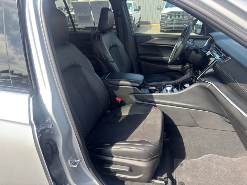 Used 2025 Jeep Grand Cherokee Altitude image 32