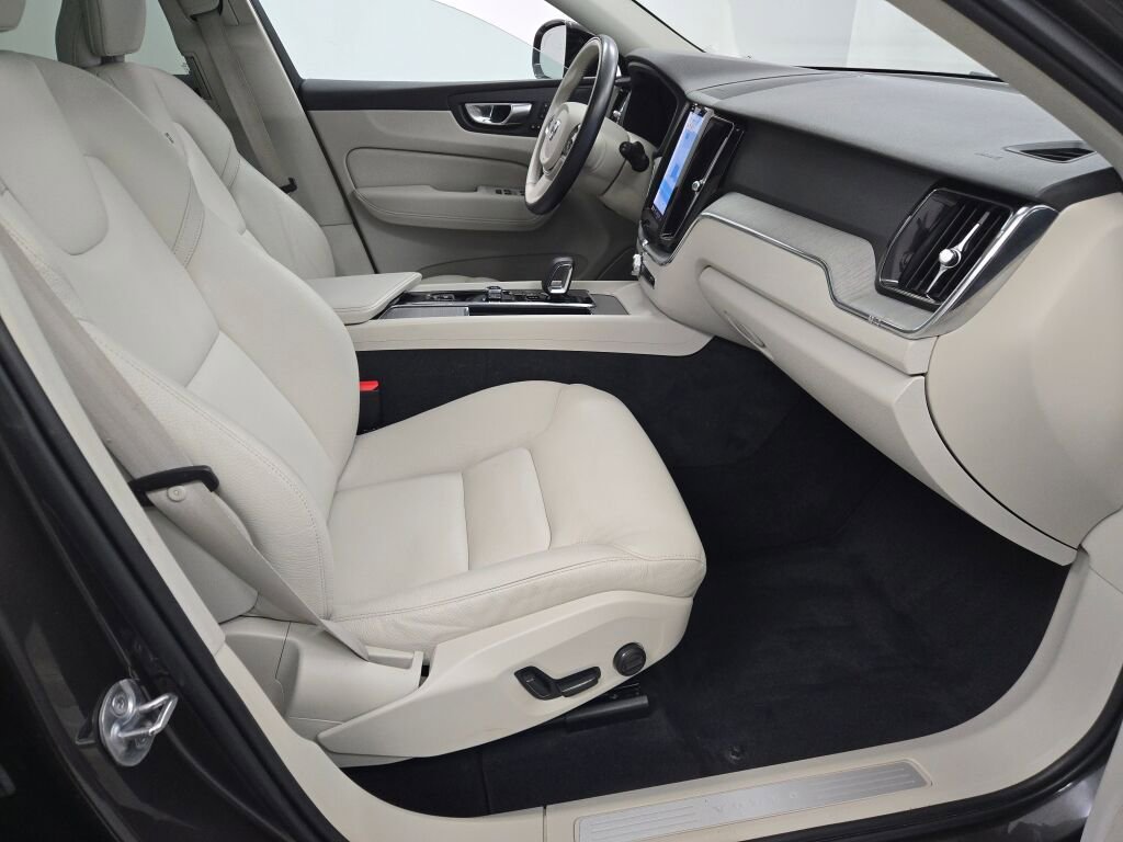 Used 2023 Volvo XC60 B5 Plus image 7