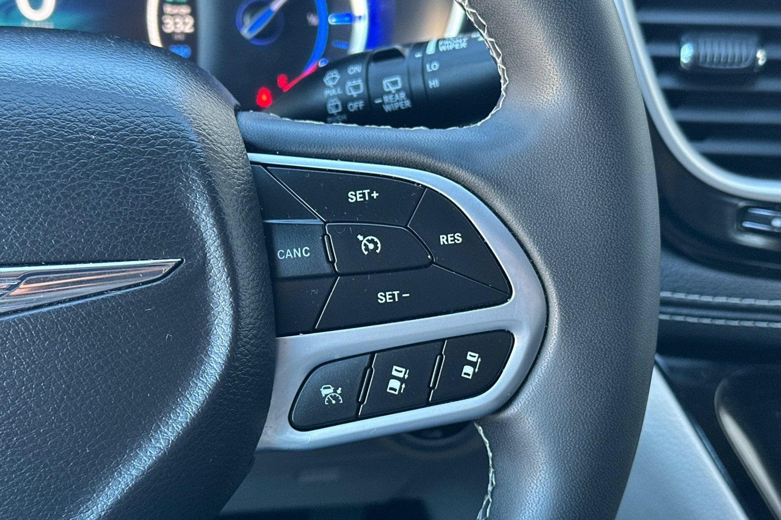 Used 2024 Chrysler Pacifica Limited FWD image 31