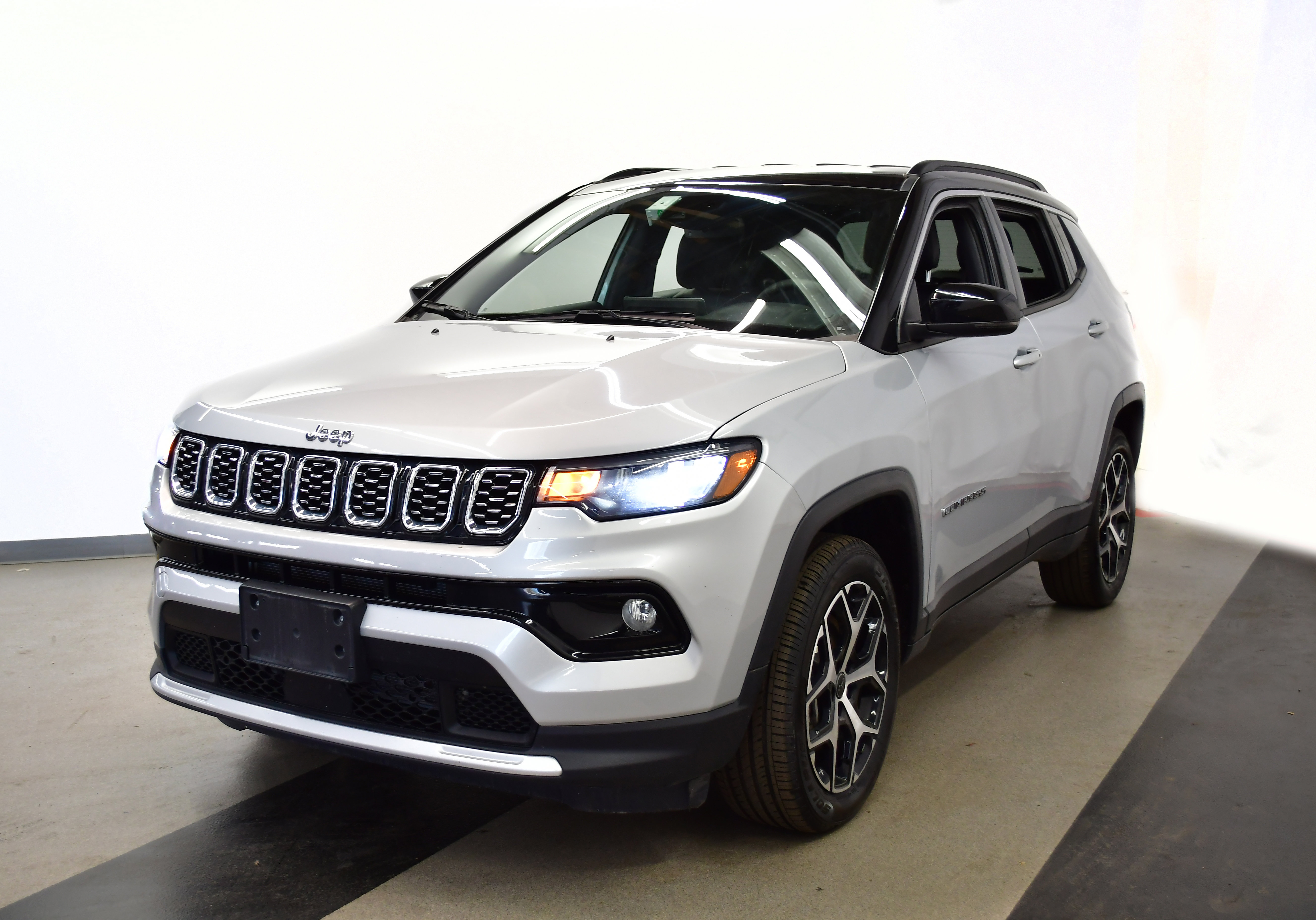 Used 2025 Jeep Compass Limited image 4