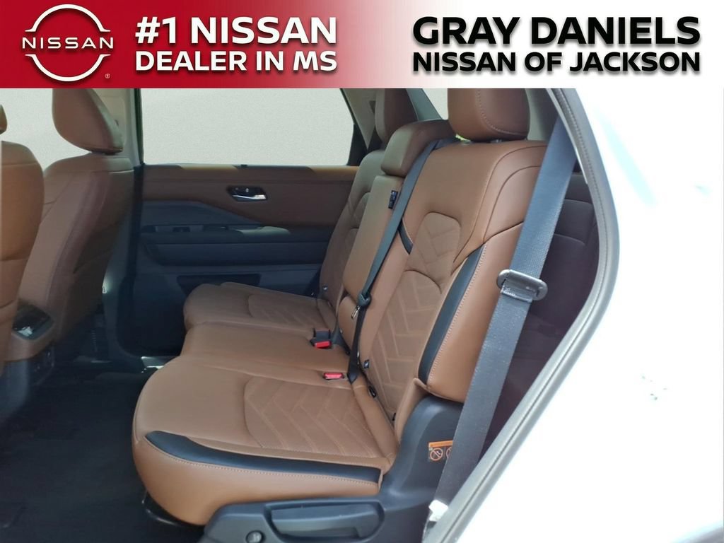 Certified 2025 Nissan Pathfinder Platinum w/ Cargo Package FWD image 27