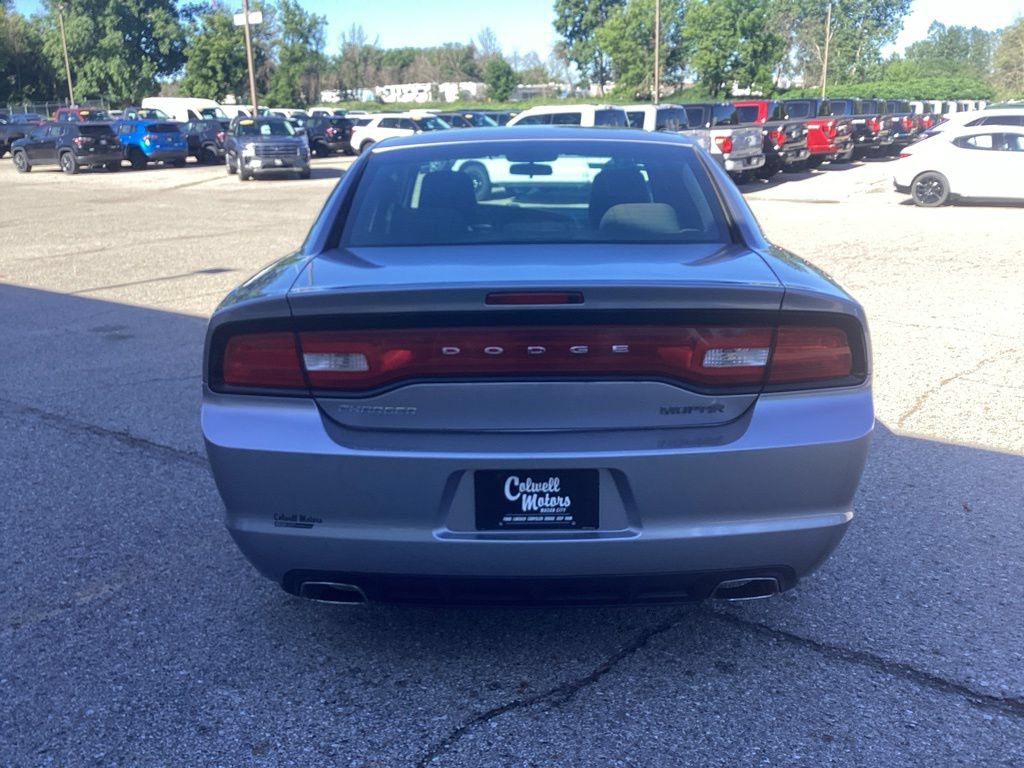 Used 2014 Dodge Charger SE RWD image 3