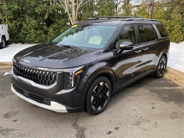 Used 2025 Kia Carnival EX image 3