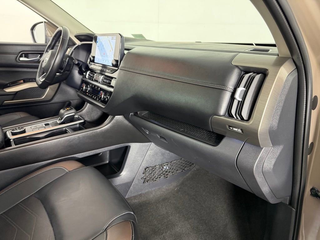 Used 2024 Nissan Pathfinder Platinum image 32