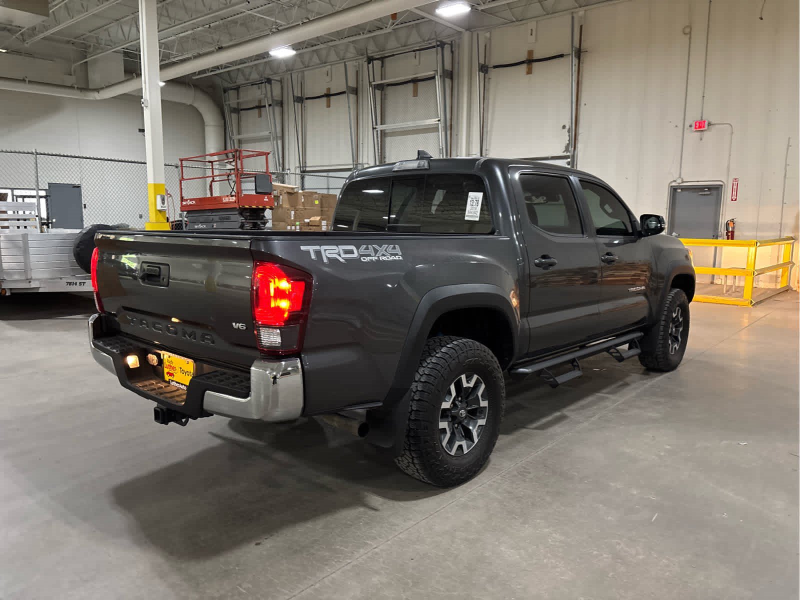 Certified 2018 Toyota Tacoma TRD Off-Road AWD/4WD image 6