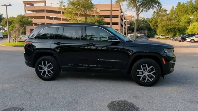 Used 2025 Jeep Grand Cherokee Limited AWD/4WD image 34