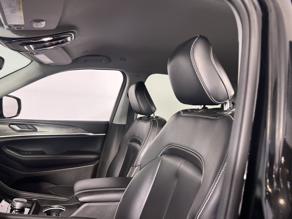 Used 2023 Jeep Grand Cherokee Limited image 23