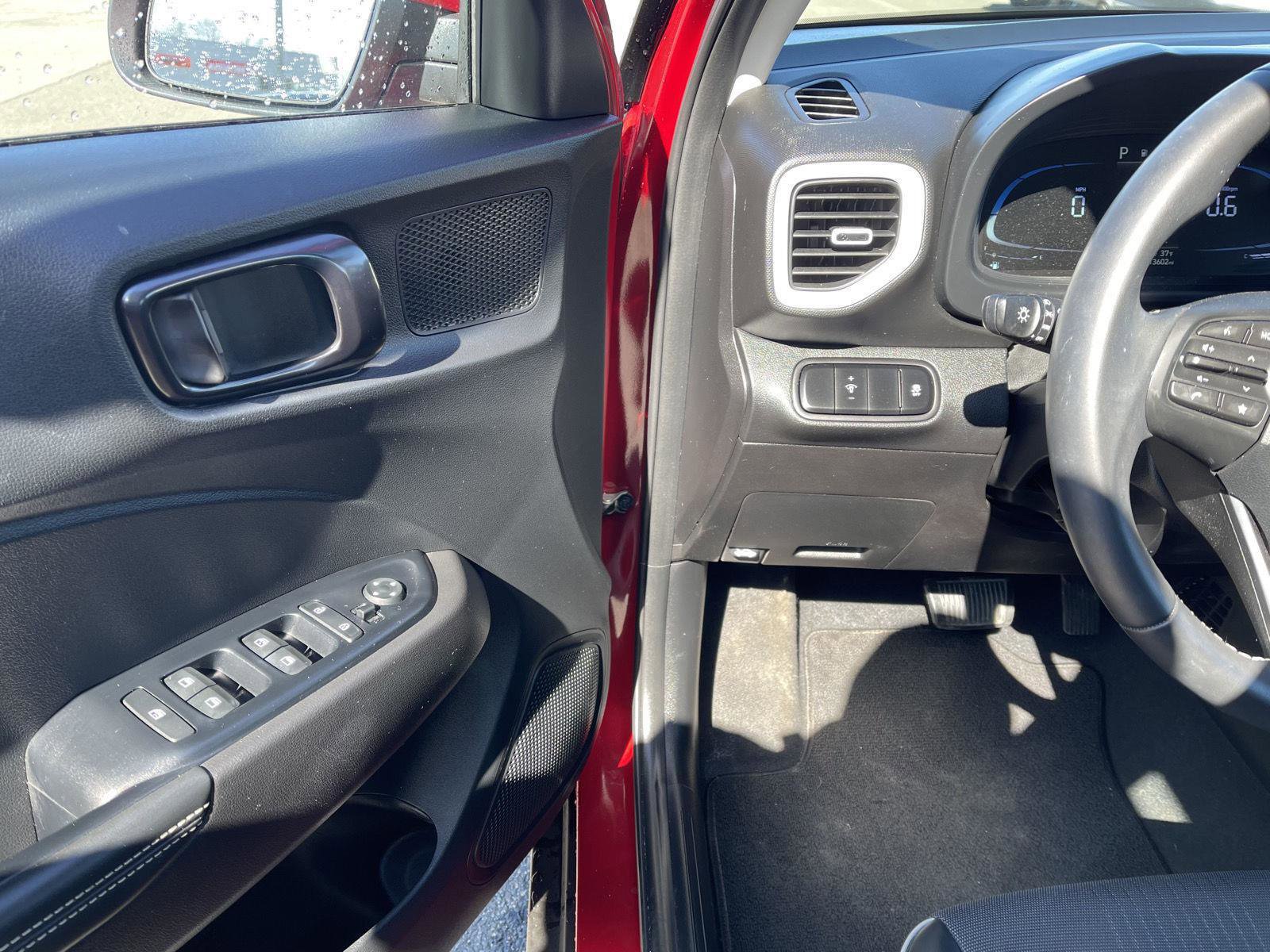 Used 2023 Hyundai Venue Limited image 2