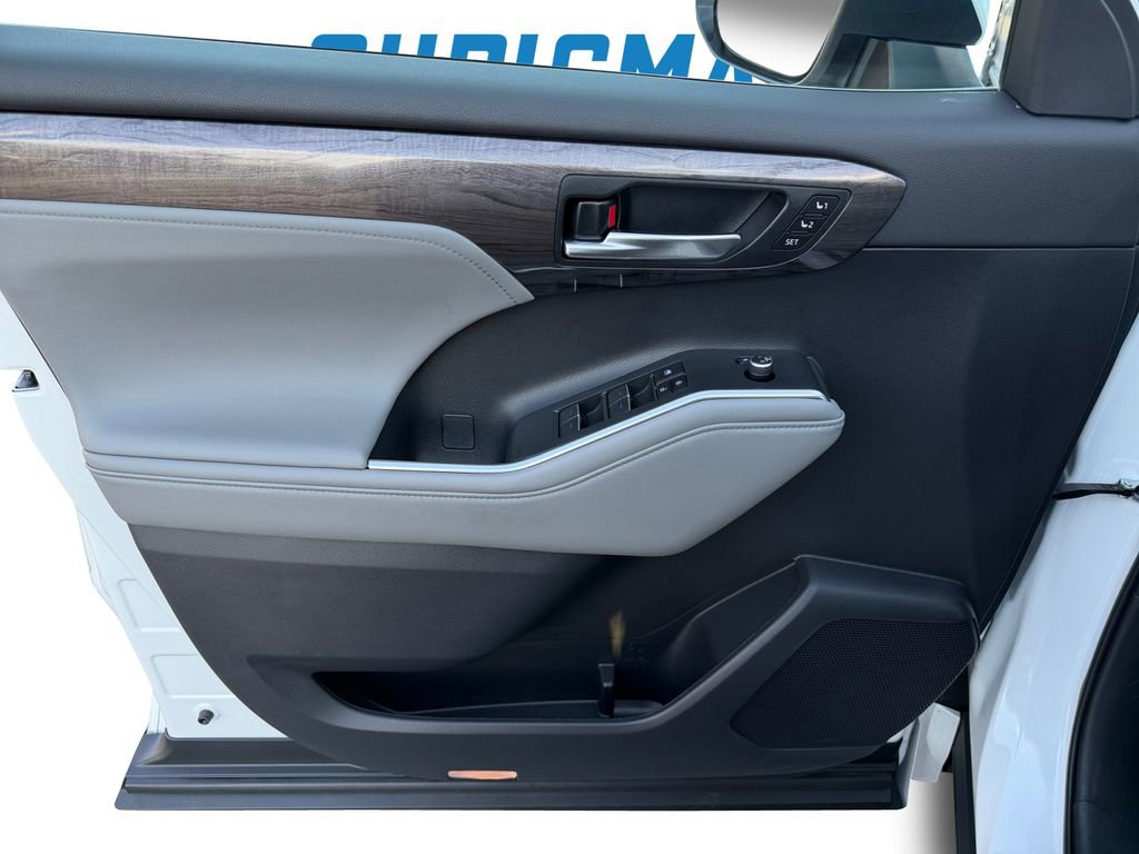 Used 2023 Toyota Highlander Platinum image 16