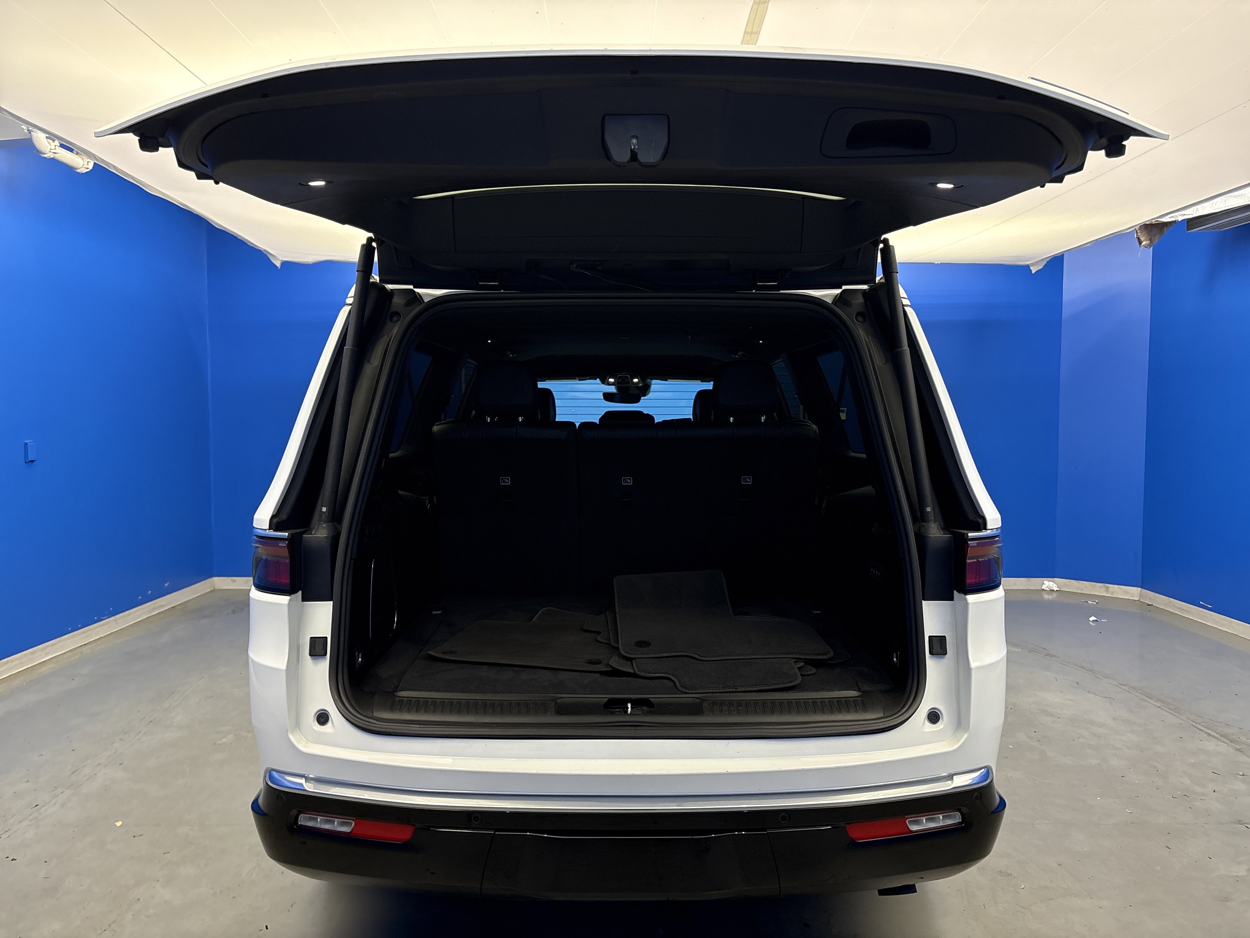 Used 2024 Jeep Wagoneer L Series II w/ Flexible Seating Group image 30