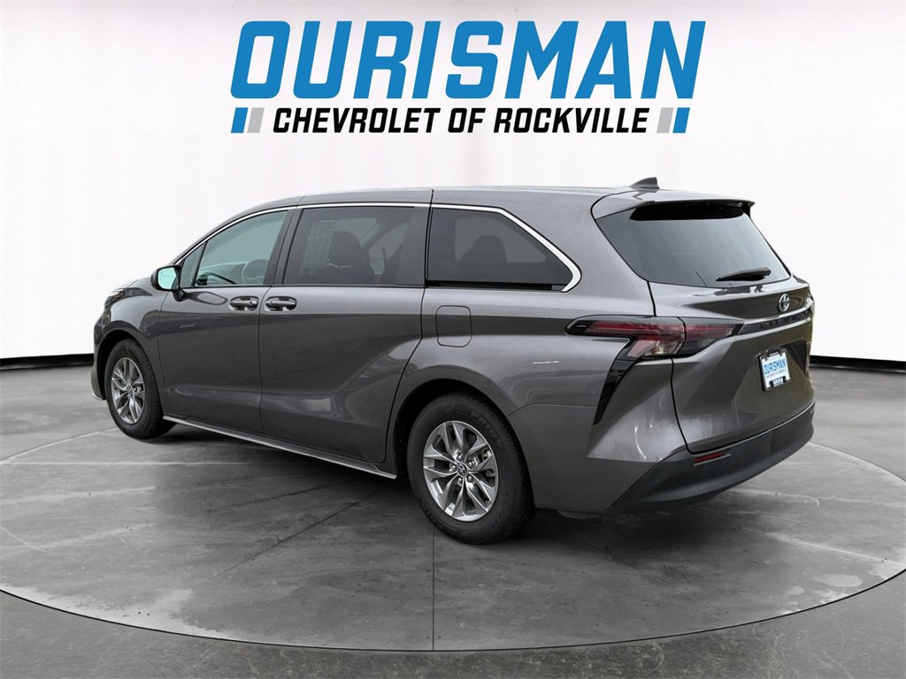 Used 2024 Toyota Sienna LE image 4