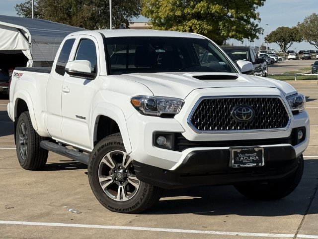 Used 2018 Toyota Tacoma TRD Sport AWD/4WD image 2