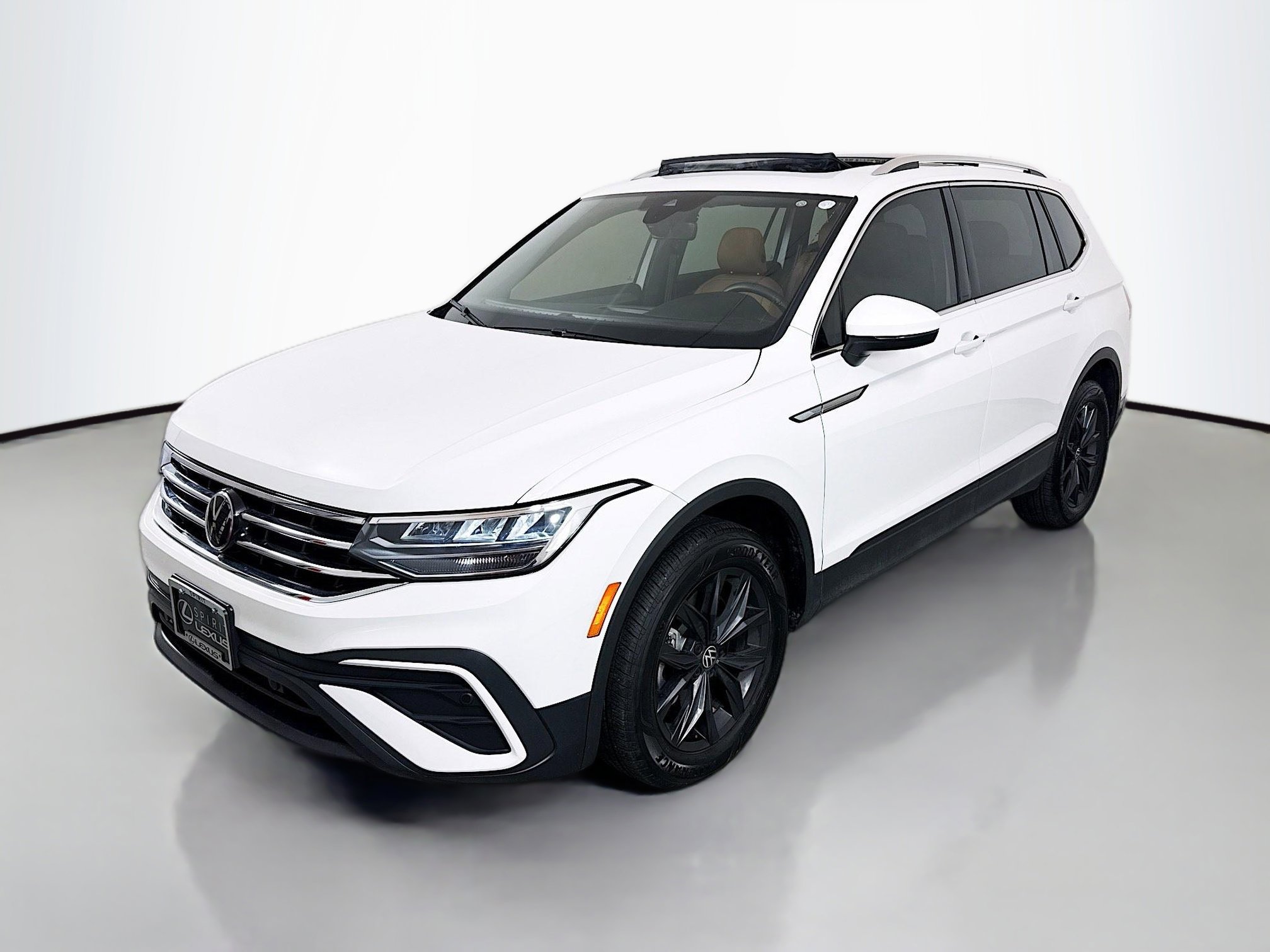 Used 2024 Volkswagen Tiguan SE image 3