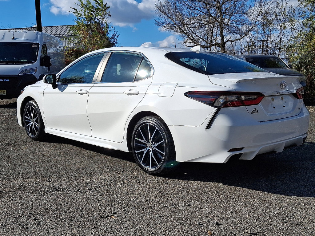 Used 2023 Toyota Camry SE image 3