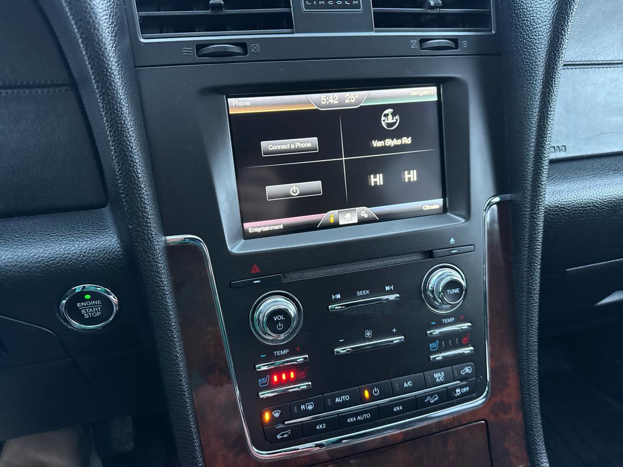 Used 2015 Lincoln Navigator 4WD 4dr image 18