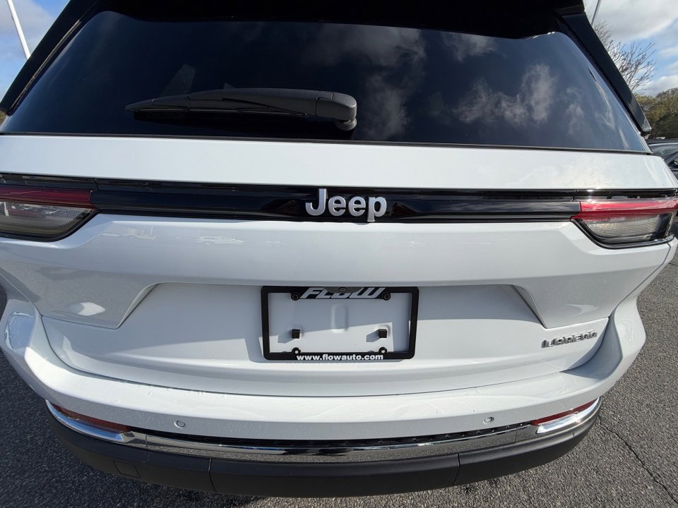 Used 2025 Jeep Grand Cherokee Laredo w/ Luxury Tech Group I RWD image 18