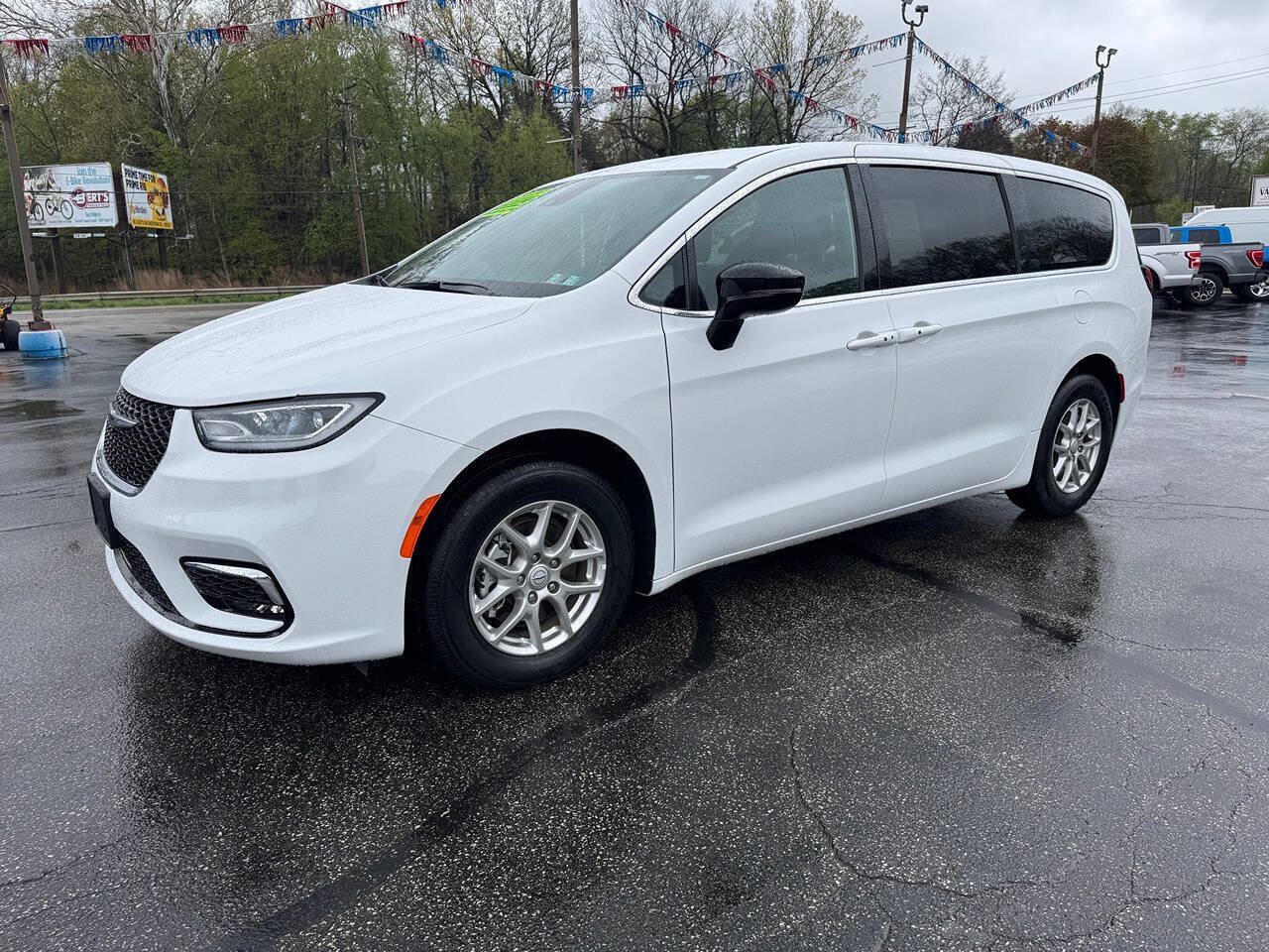 Used 2025 Chrysler Pacifica Select FWD image 8