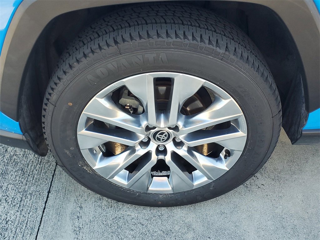 Used 2020 Toyota RAV4 XLE Premium image 3