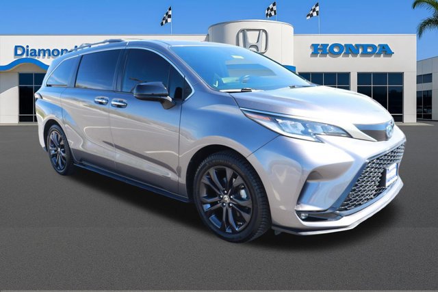 Used 2022 Toyota Sienna XSE w/ XSE Plus Package image 1