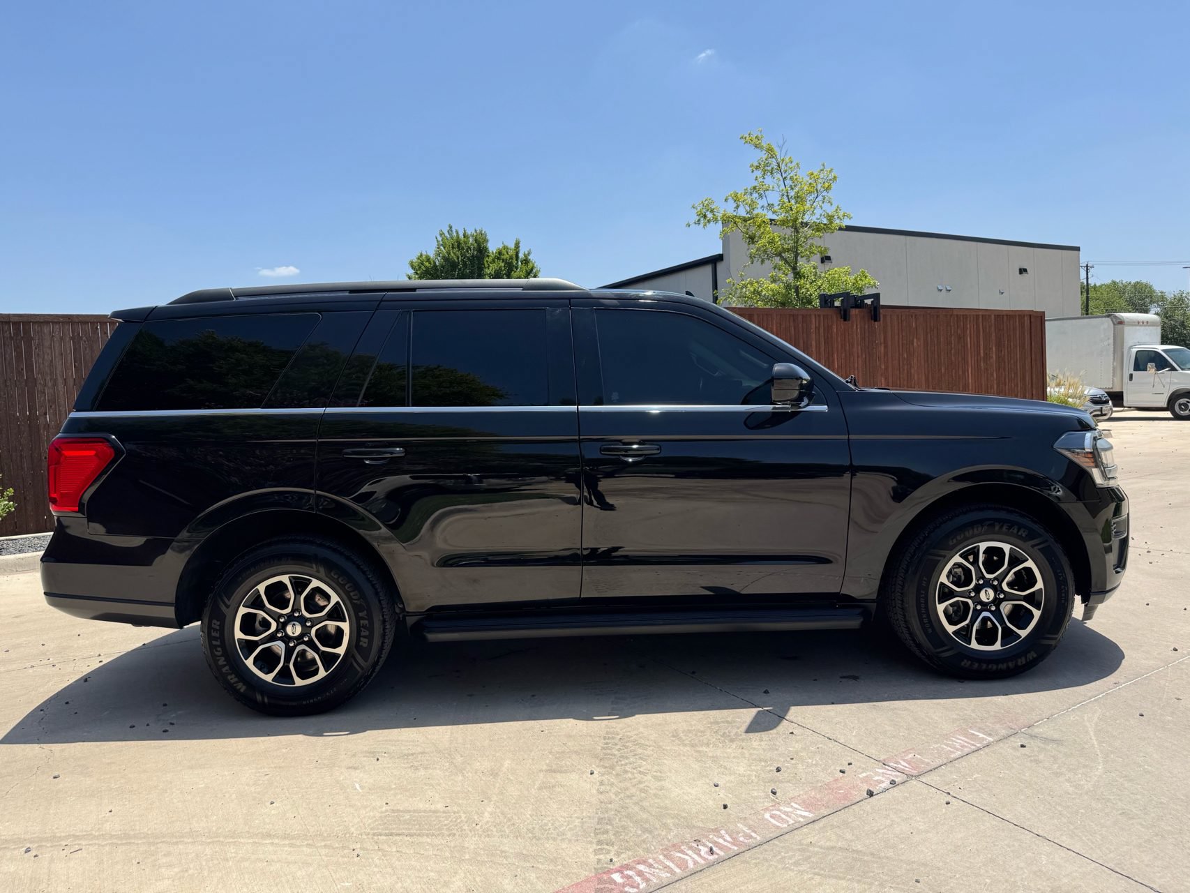 Used 2022 Ford Expedition XL AWD/4WD image 2