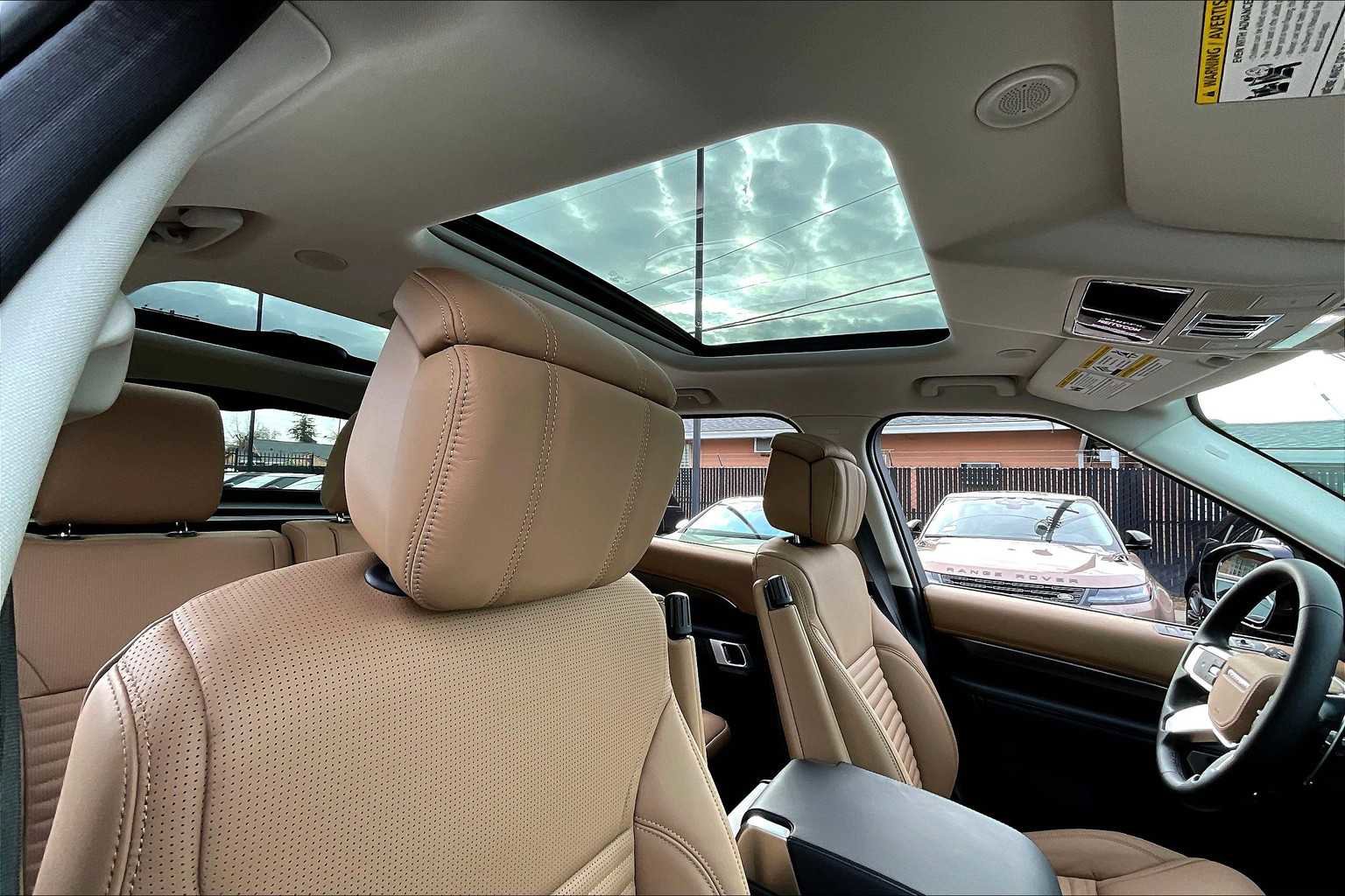 New 2025 Land Rover Discovery Metropolitan Edition image 29