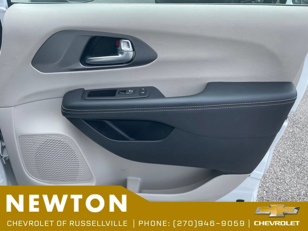 Used 2023 Chrysler Pacifica Touring-L FWD image 24