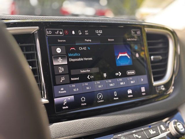 Used 2024 Chrysler Pacifica Touring-L image 12