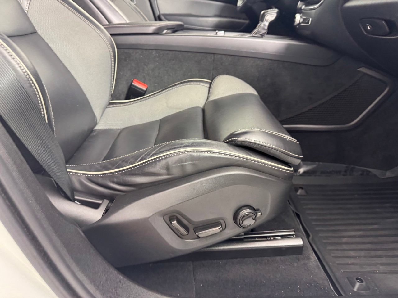 Used 2020 Volvo XC60 T5 R-Design AWD/4WD image 34